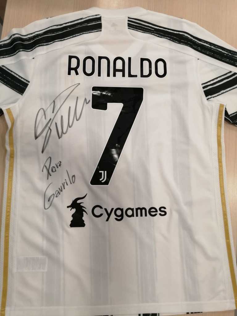 Ronaldo sends a signed Juventus jersey.jpg
